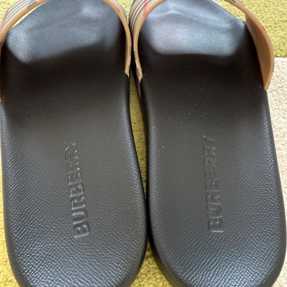 Burberry Pool Slides - Picture 5 of 8